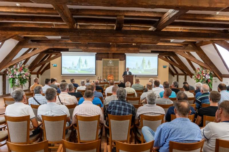 Ferfitalalkozo Pecs szept.jpg